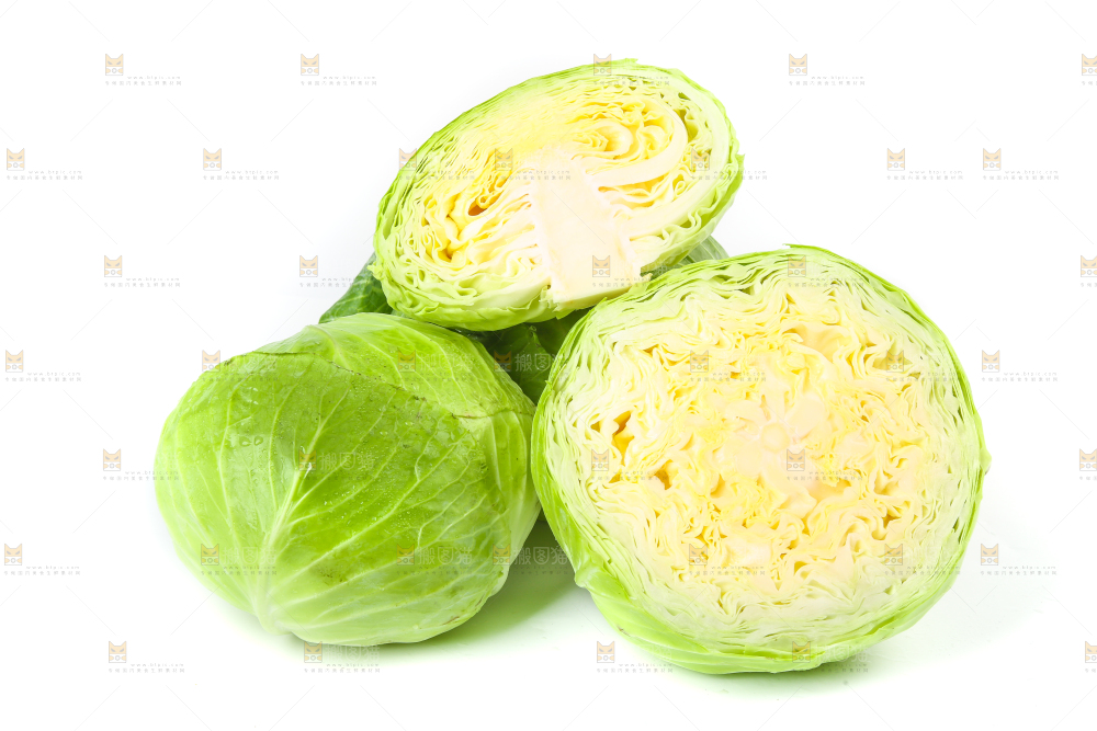白底上放着切开的包菜