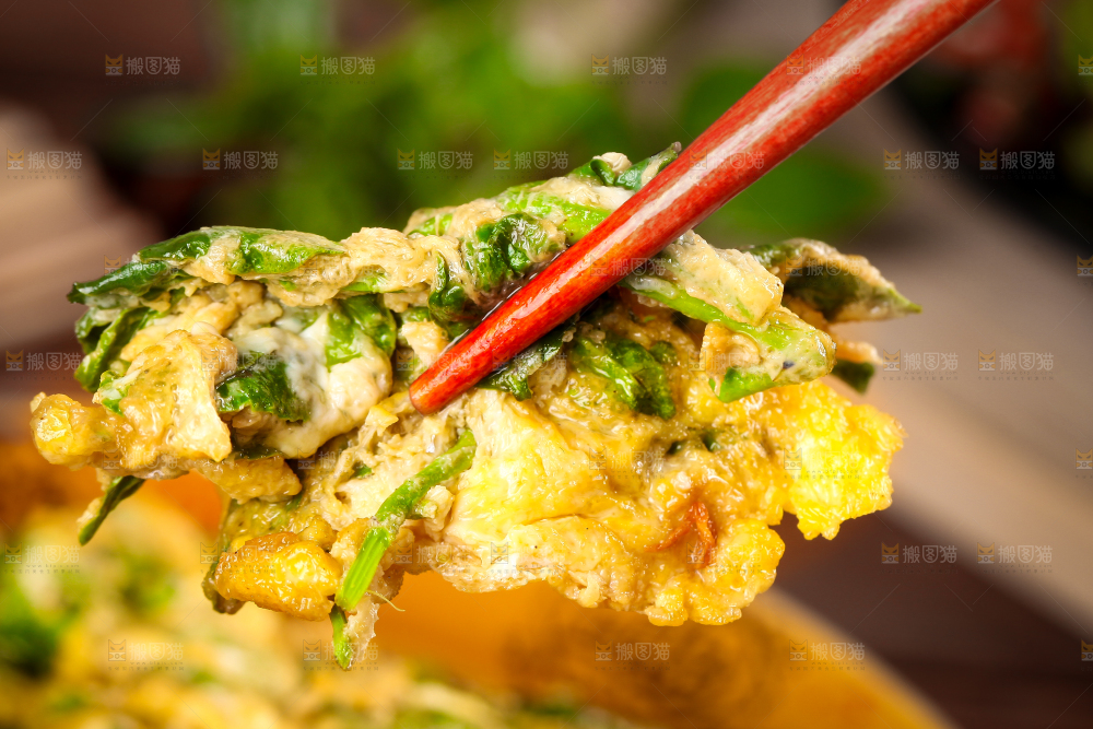 筷子夹着花椒芽炒鸡蛋