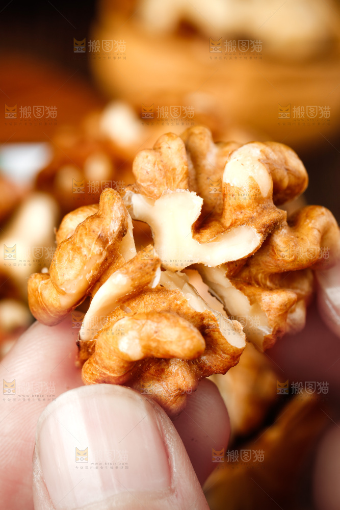 手拿碳烤核桃仁