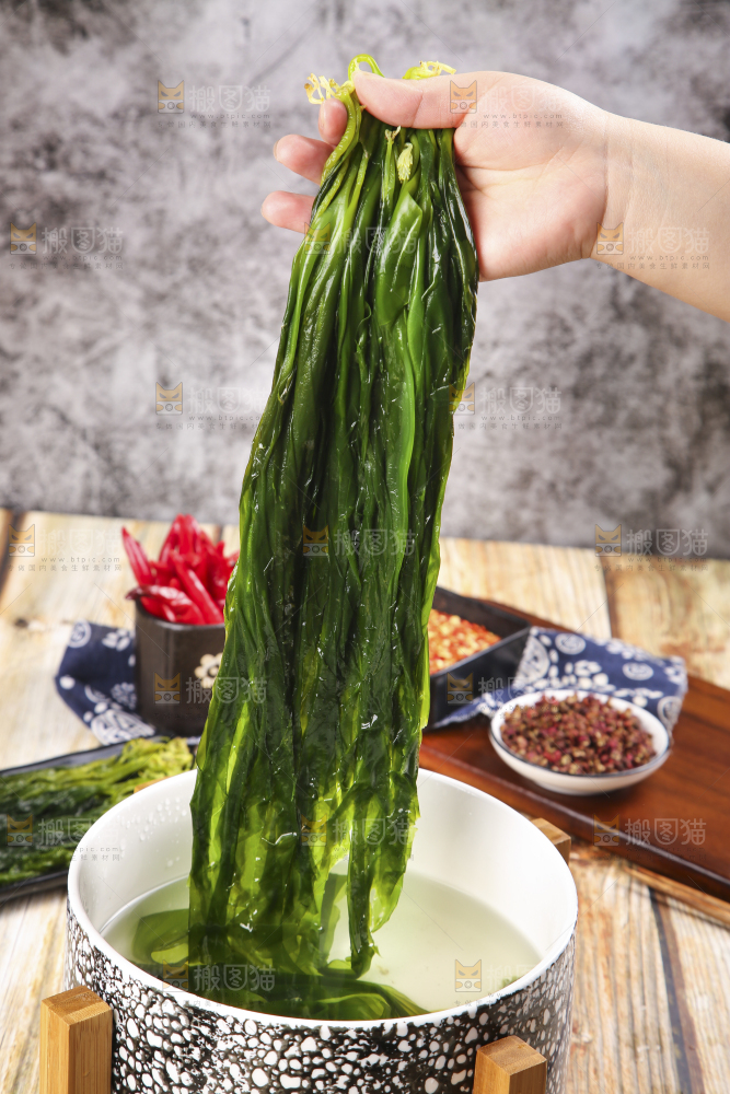 手里拿着小海带芽