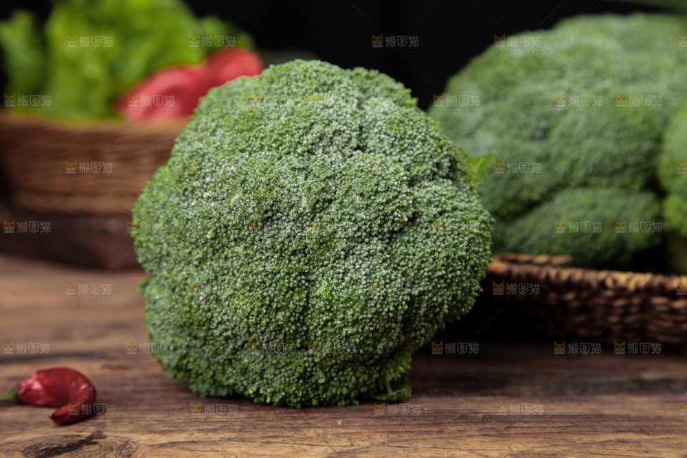 木底上的新鲜西兰花