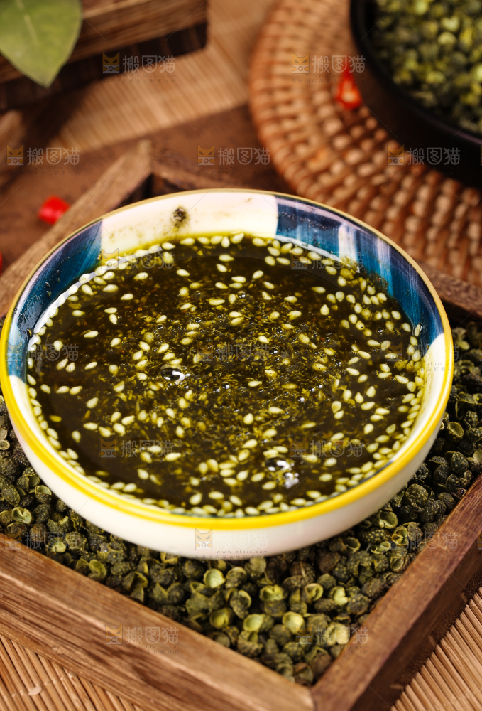 碗里装着四川花椒酱