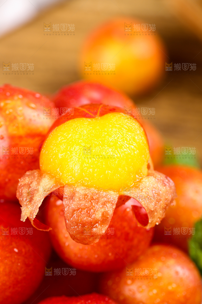 黑石板上放着钱排三月李