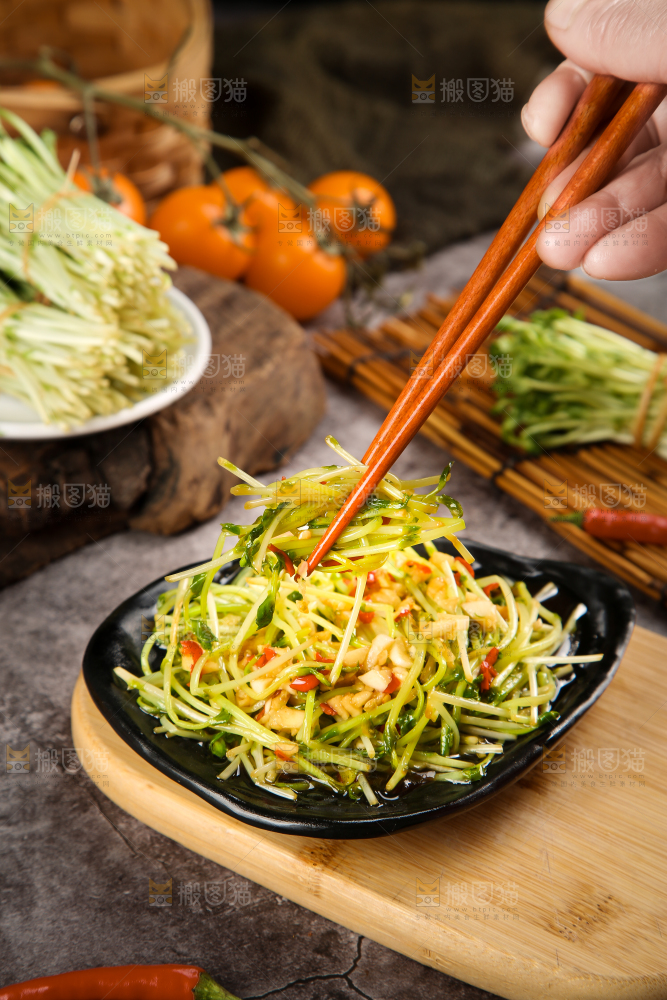 盘子里装着炒豌豆芽苗菜
