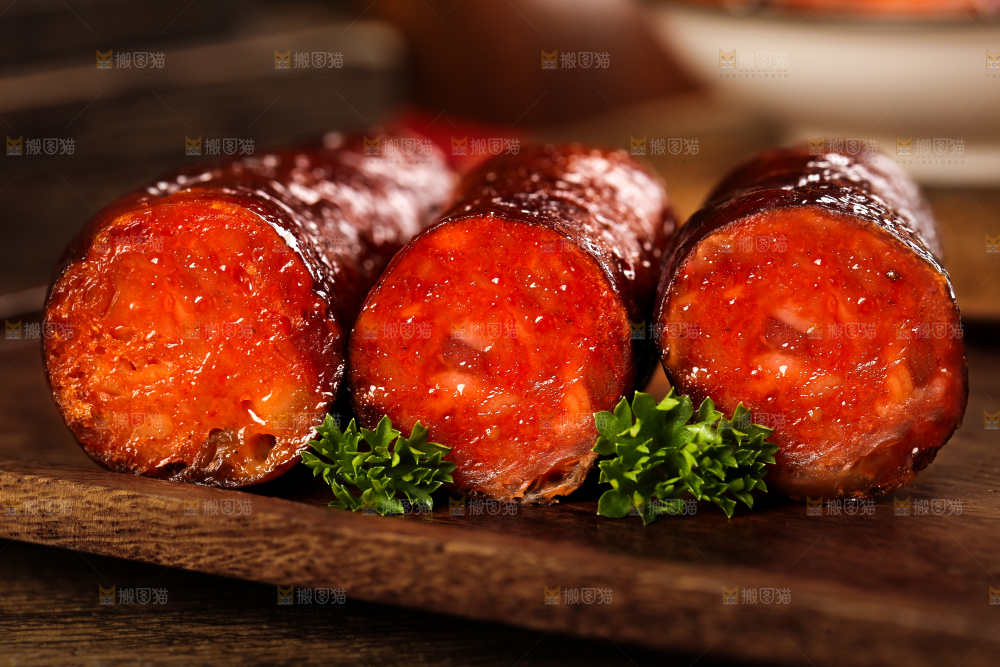 木板上摆放着烟熏香肠