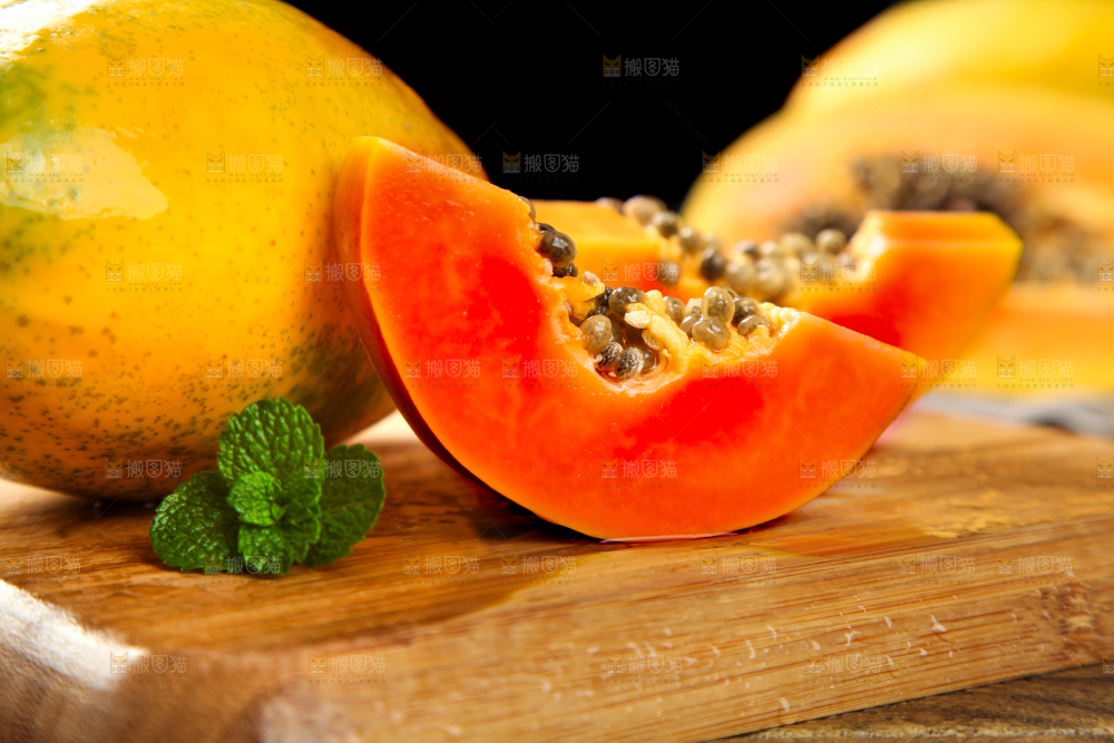木板上放着红心牛奶木瓜