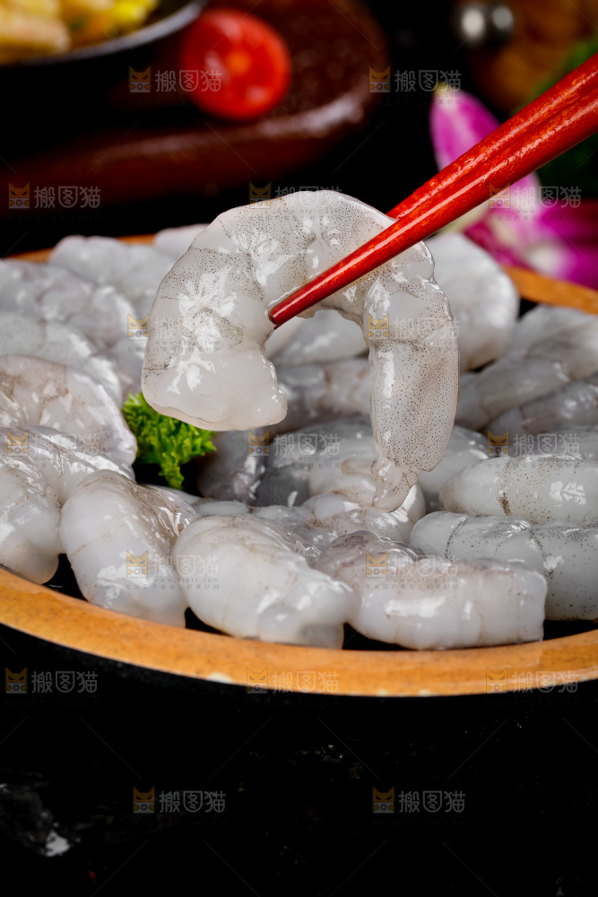 筷子夹着虾仁