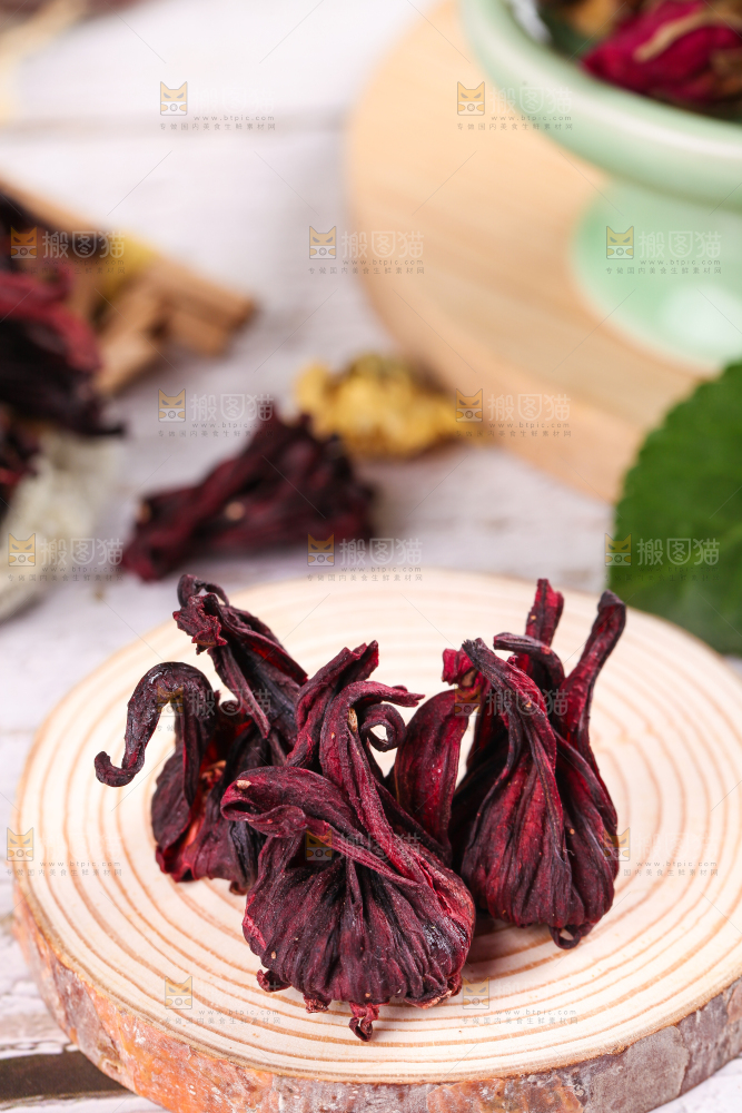 木底上放着玫瑰茄干
