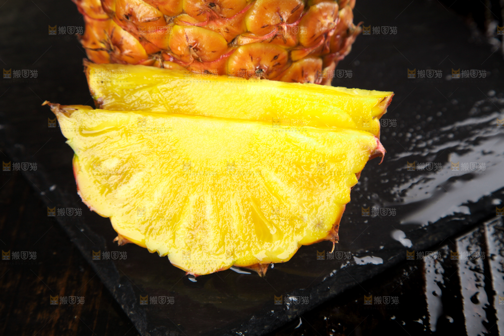 黑石板上的金钻凤梨