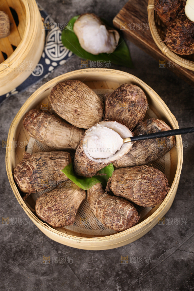 蒸笼里放着云南牛奶小芋头