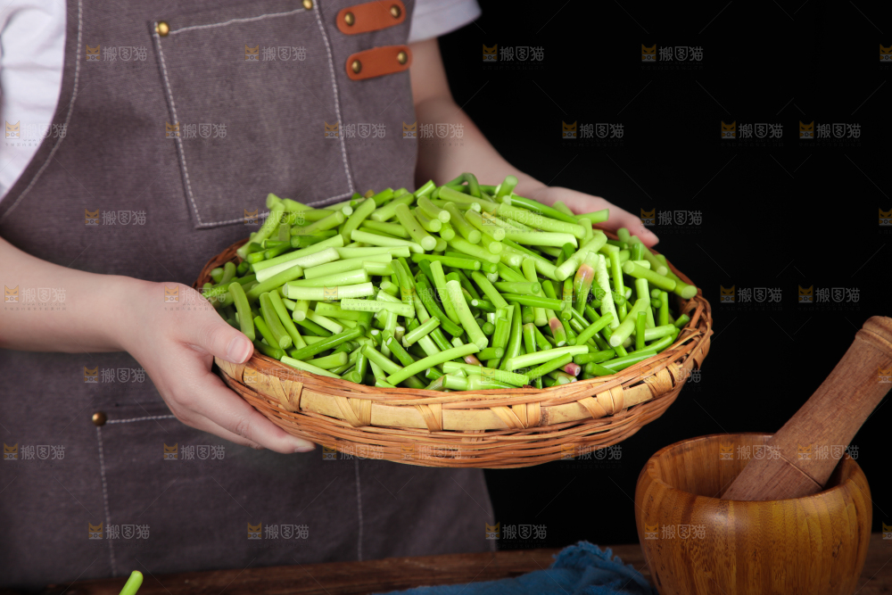 手拿一盘新鲜蒜苔段
