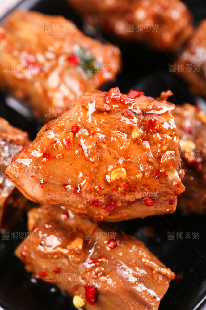 盘子里装着香辣鸭脖
