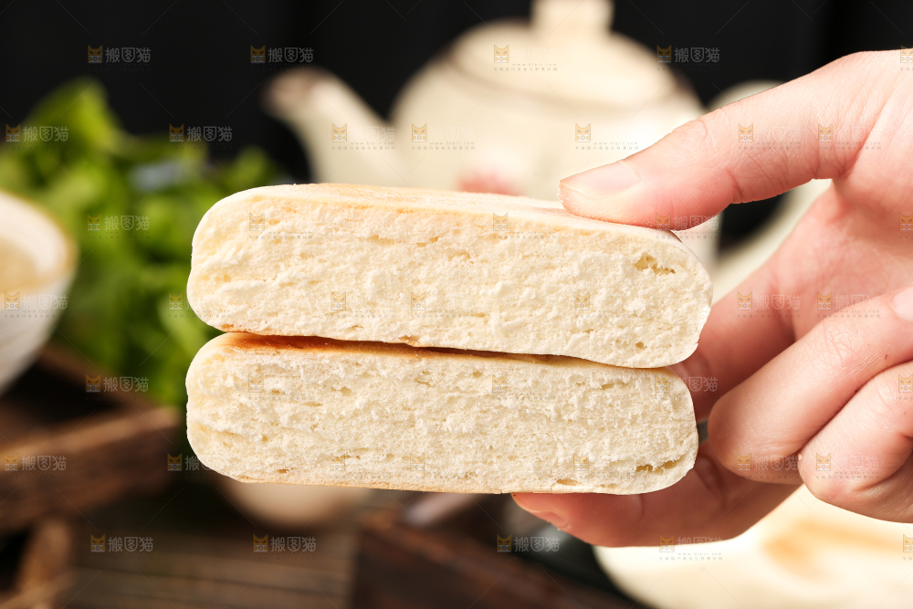 手里拿着无糖蛋奶饼