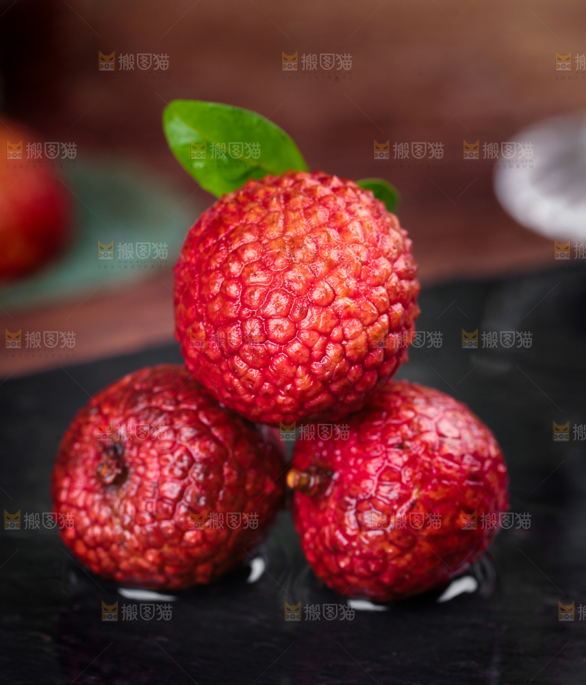黑石板上的新鲜荔枝