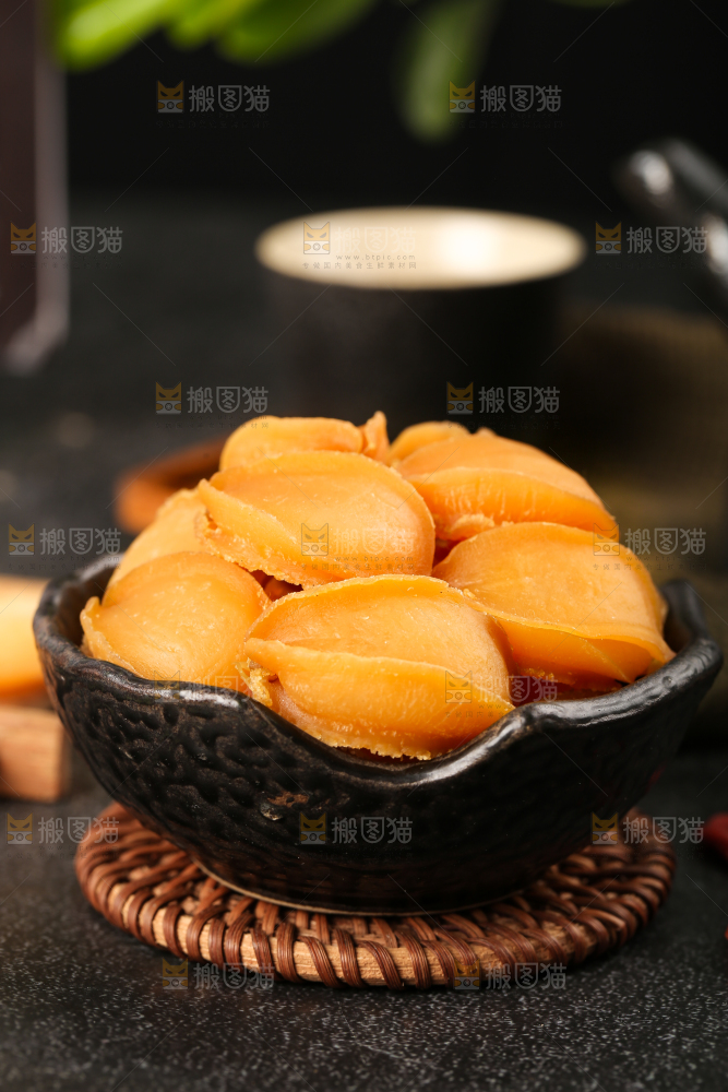 石板上放着一碗鲍鱼干