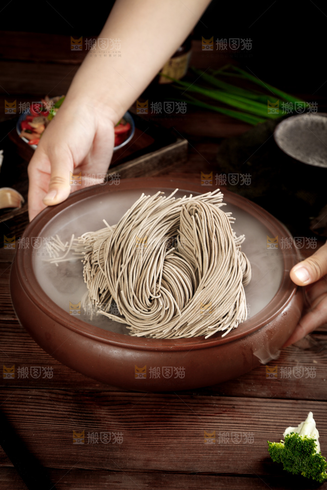 手拿一盘荞麦面