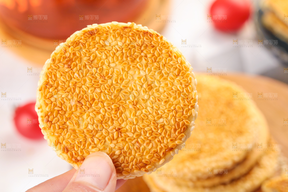 手里拿着手工芝麻饼