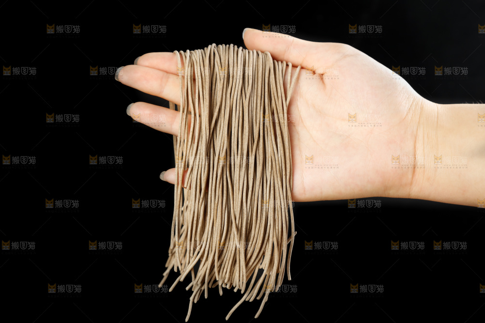 手拿新鲜的荞麦面