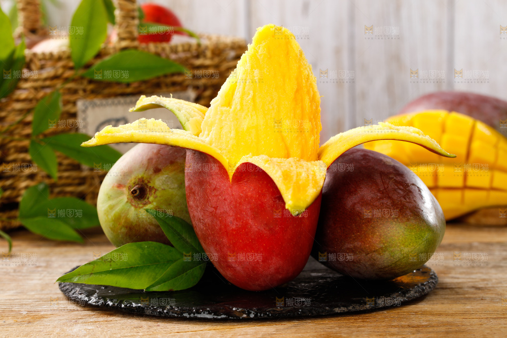 黑石板上放着剥皮的贵妃芒