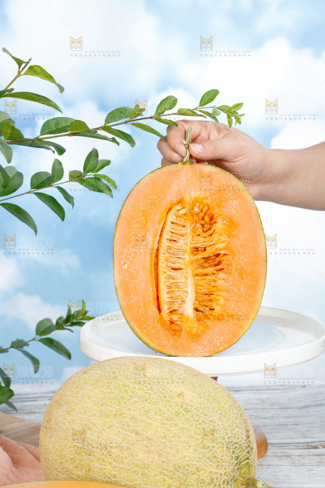 手拿切开的哈密瓜