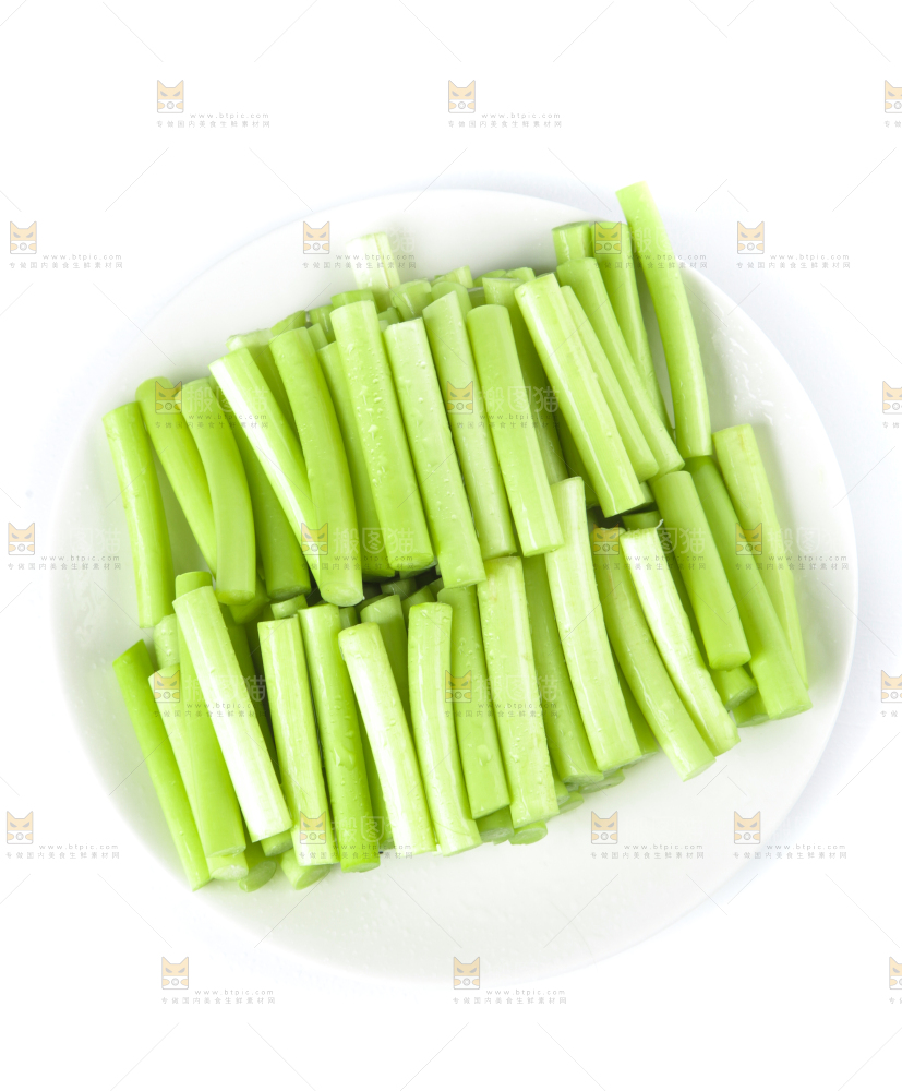一盘新鲜蒜苔段放在白底上