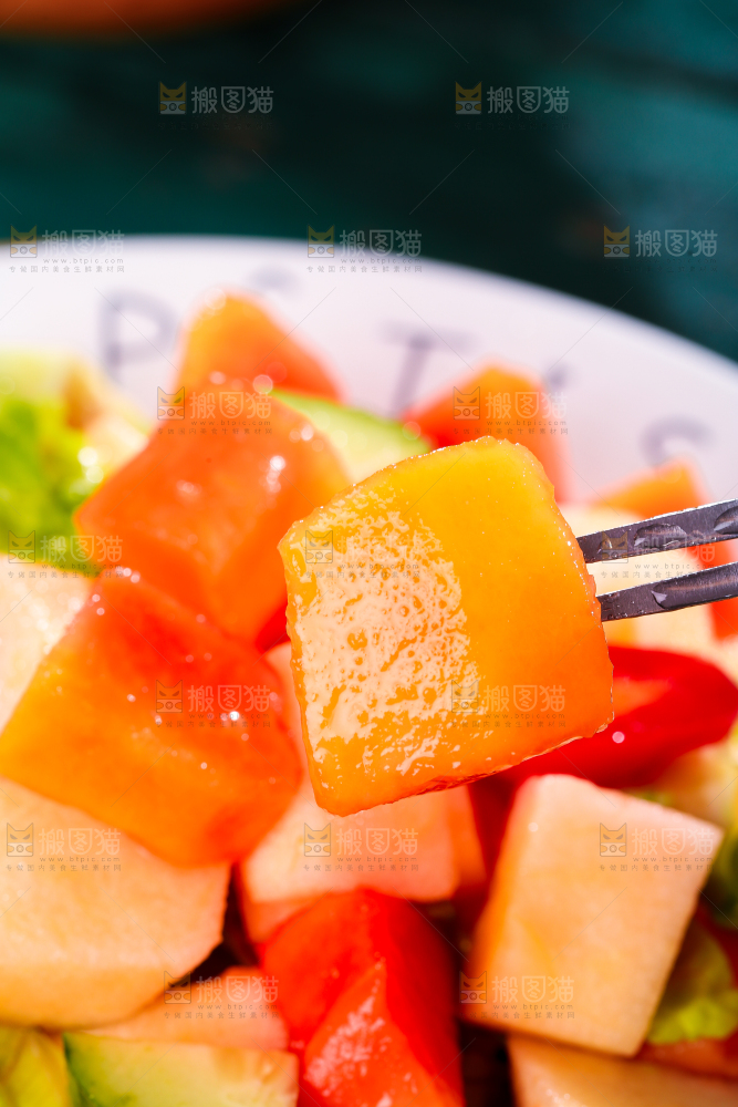 盘子里装着水果沙拉