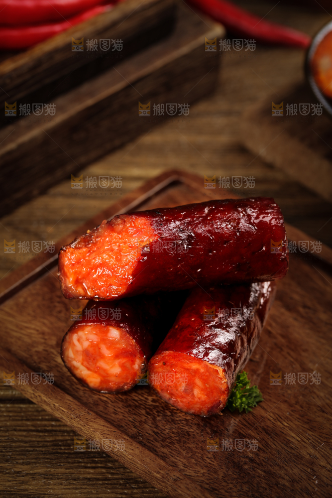木板上摆放着烟熏香肠