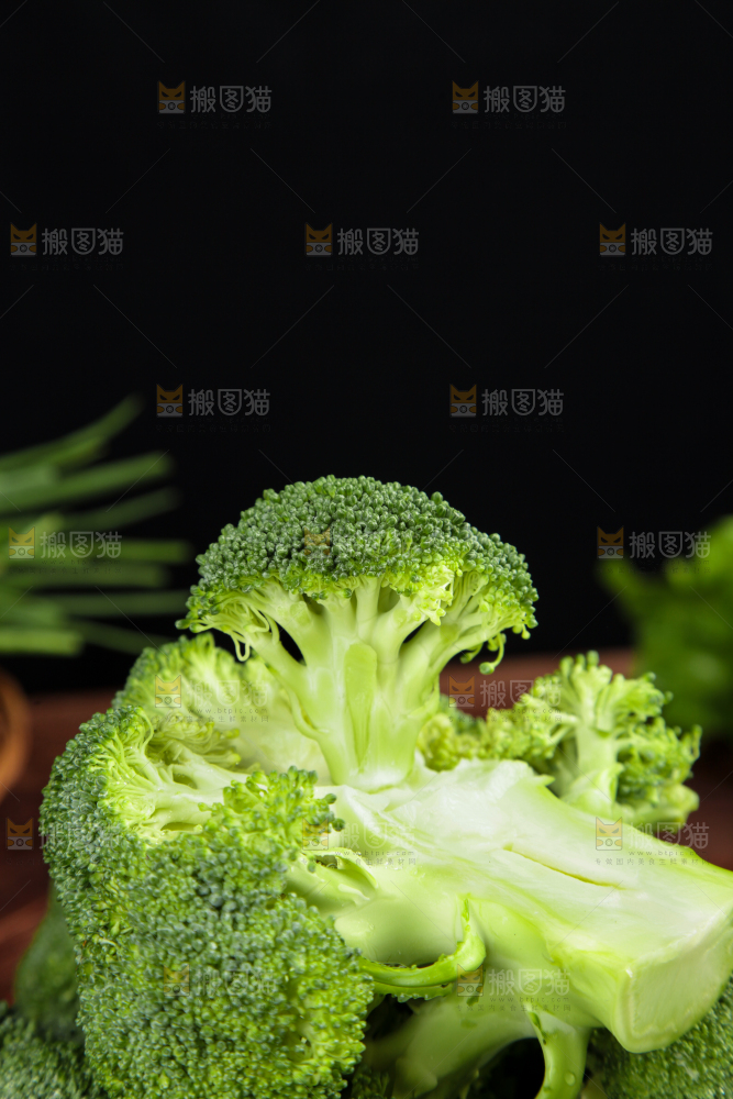 木底上放着新鲜的西兰花