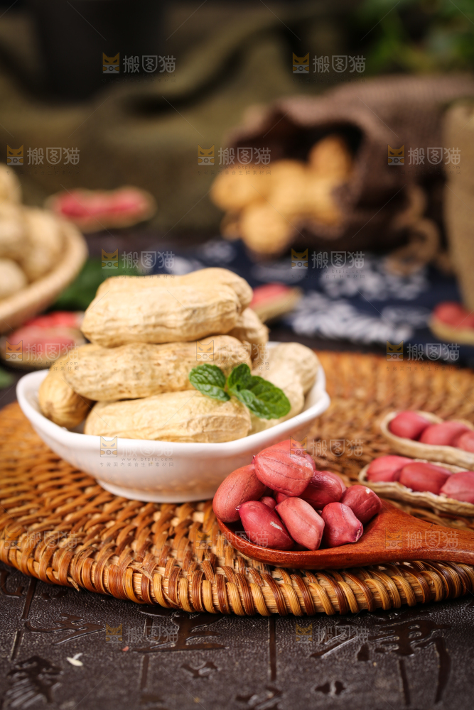 木底上的红皮花生米