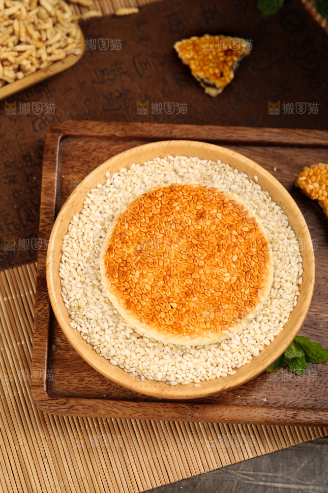 木板上放着黄石港饼