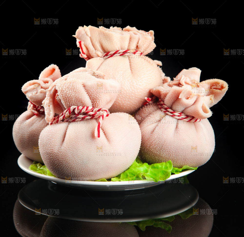 一盘羊肚肉放在黑底上