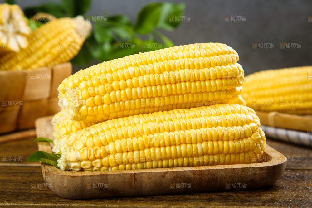 盘子里装着东北玉米