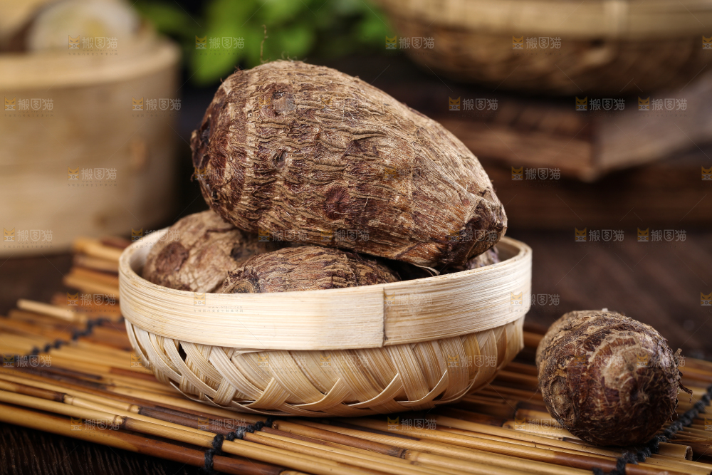 篮子子装着小芋头