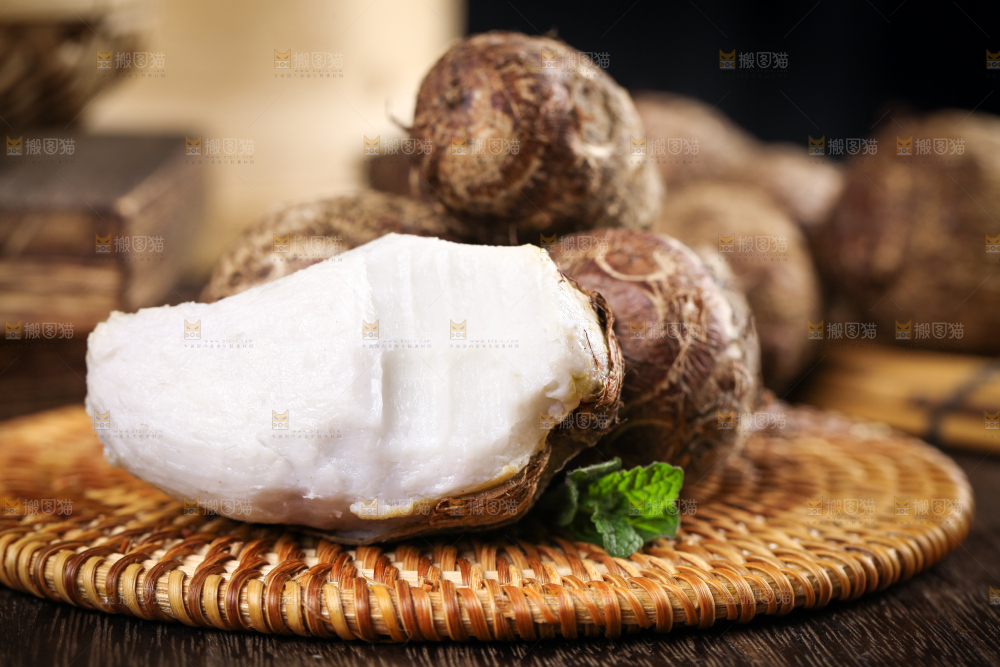 竹底上的牛奶毛芋头
