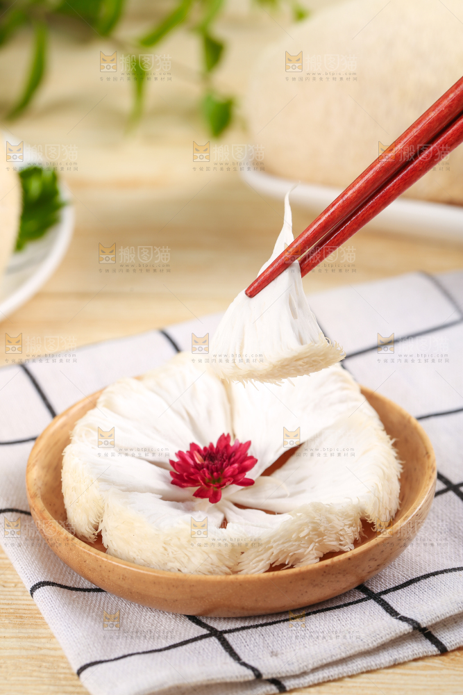 碟子里放着东北山猴头菇