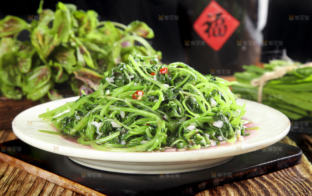 一盘蒜蓉苋菜放在木底上
