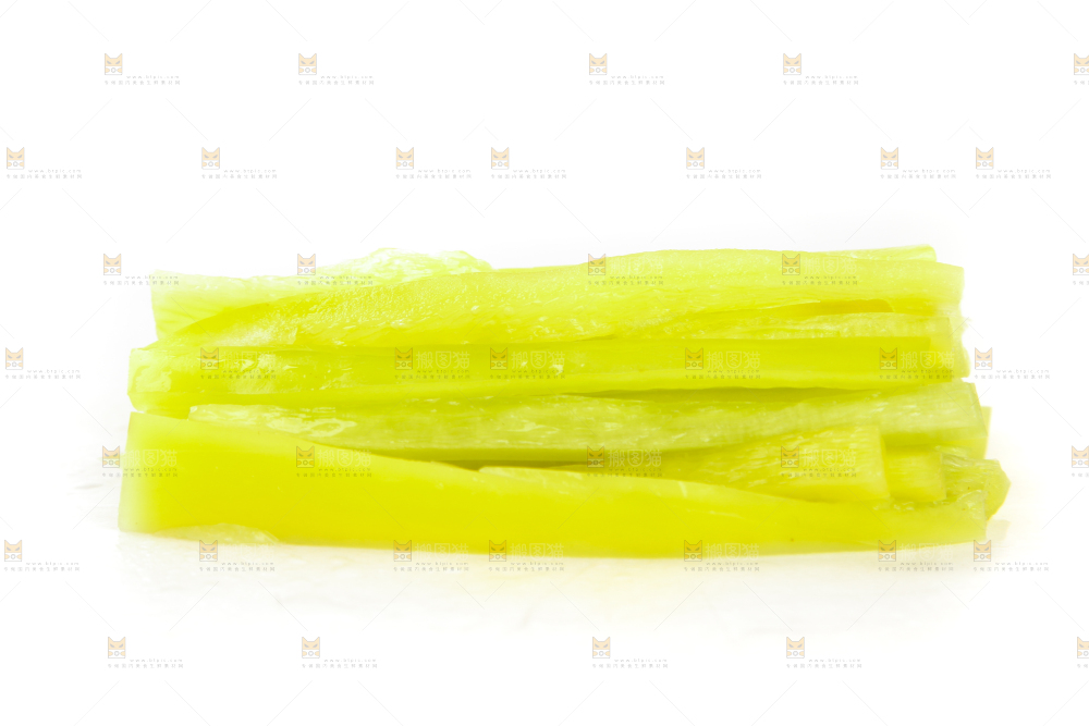 新鲜的黄辣椒丝放在白底上