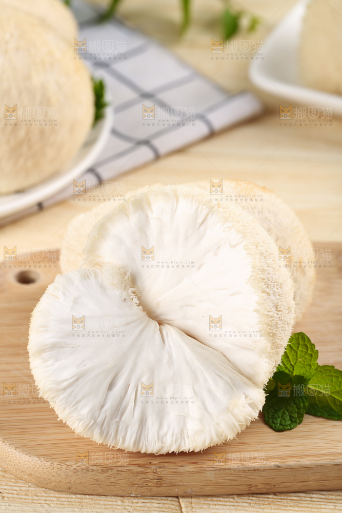 木板上放着长白山猴头菇