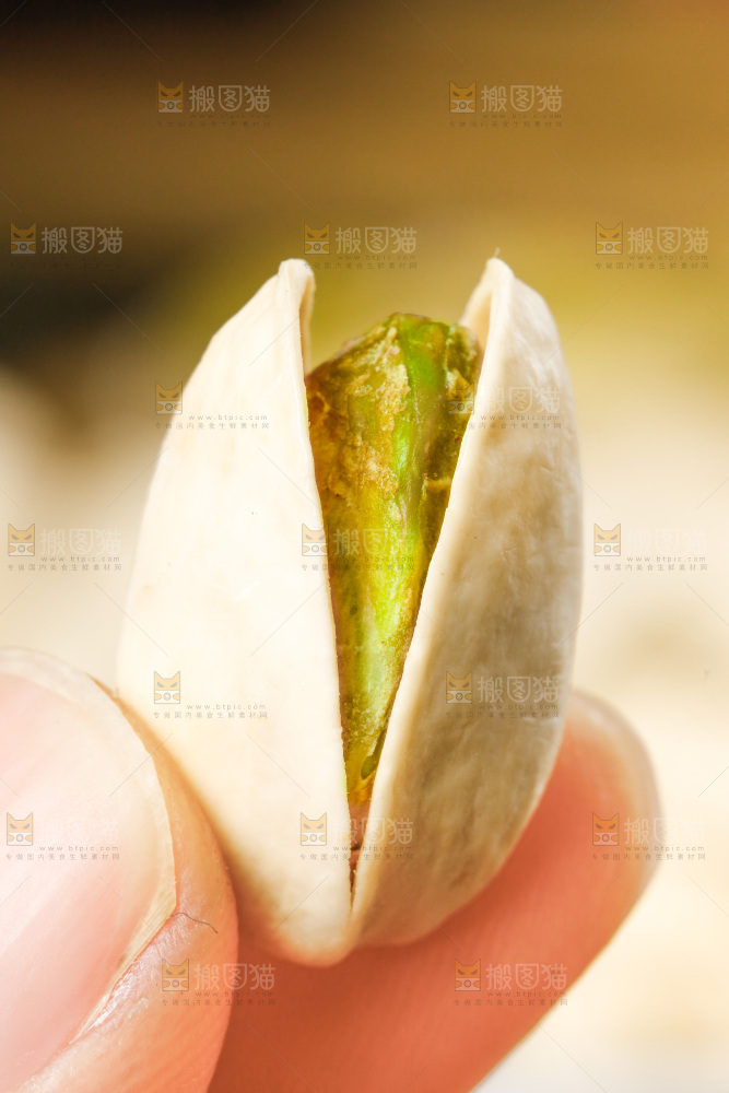 手拿开心果