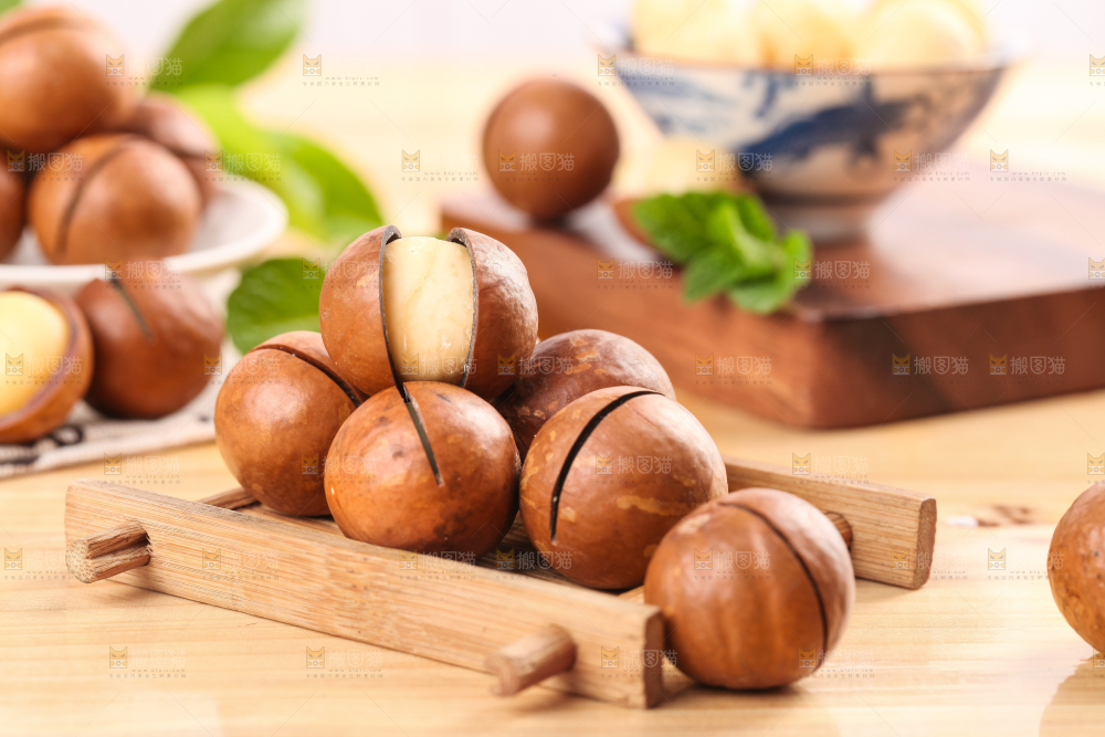 木底上放着奶香味夏威夷果