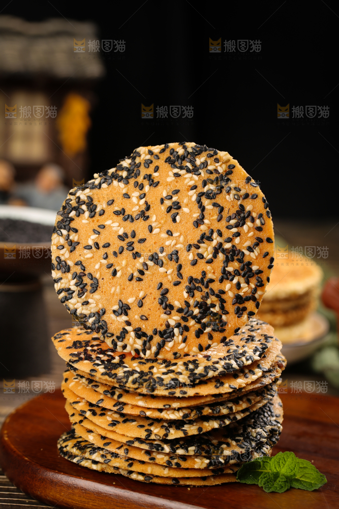 木板上放着手工芝麻饼