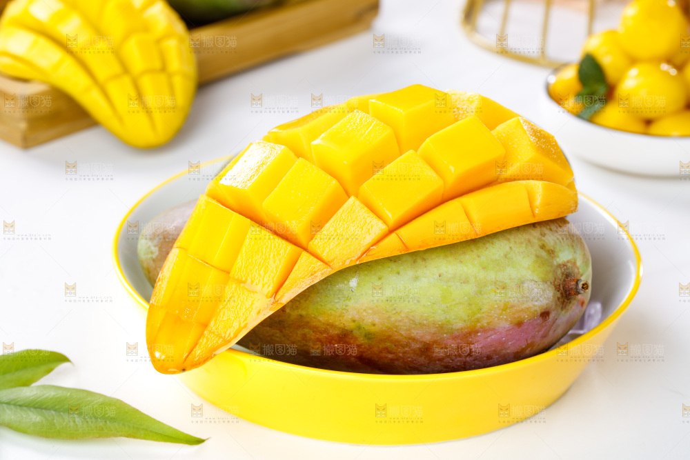 浅底上放着一盘切开的贵妃芒