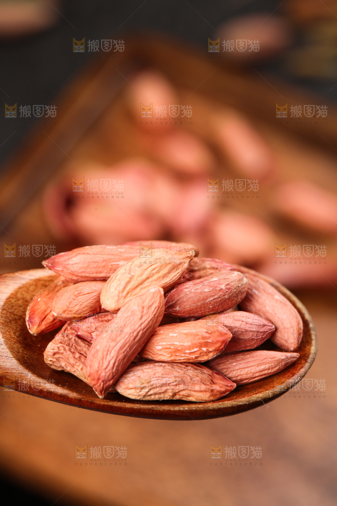 木板上放着小瘪子花生米