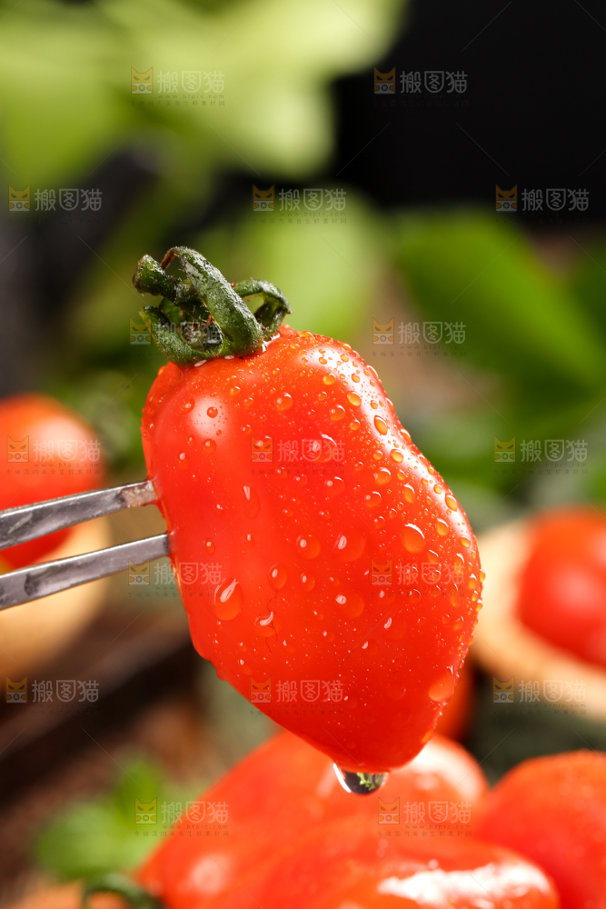 木底上放着草莓小柿子