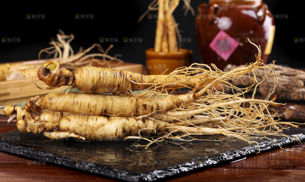 黑石板上的敖东鲜人参