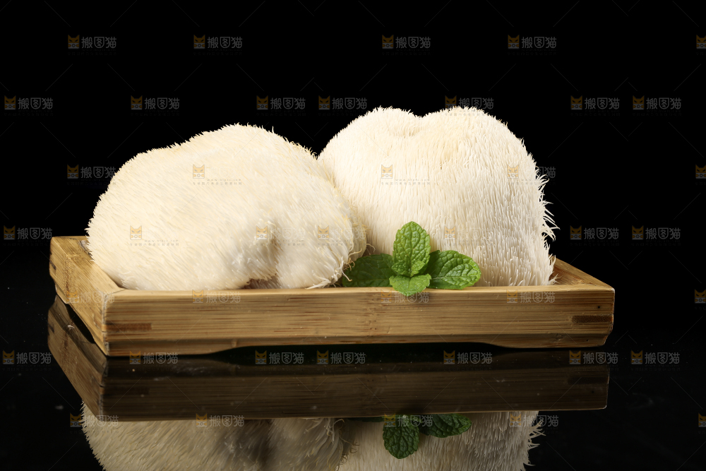 盘子里装着新鲜猴头菇