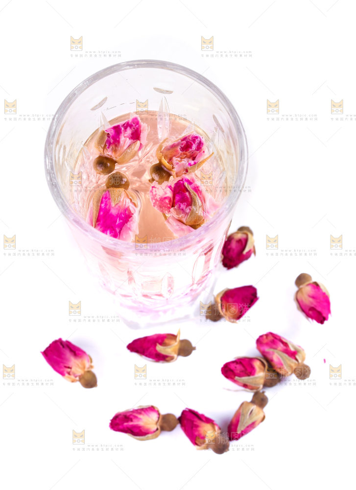 白底上放着一杯玫瑰花茶