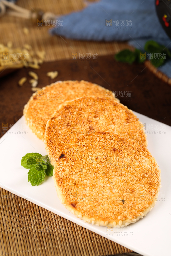 白石板上的芝麻馅饼