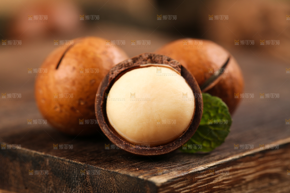 木底上的夏威夷果
