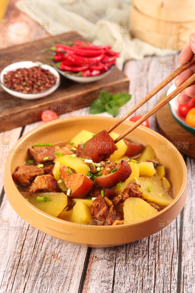 碗里装着土豆炖肉